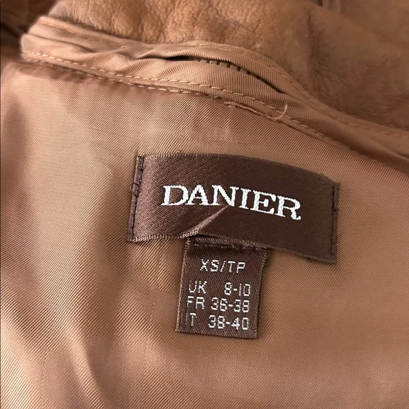 Danier Tan Belted Trench Coat - Picture 3 of 13